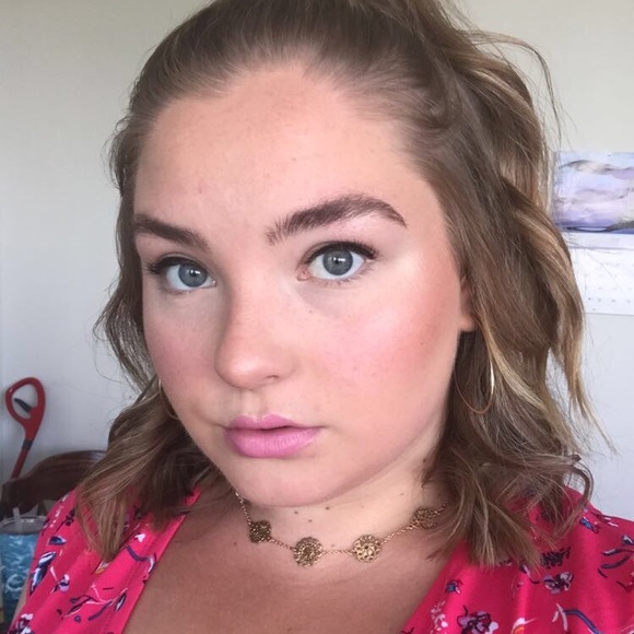 Meet your Posher, Jessica - Picture 1 of 8